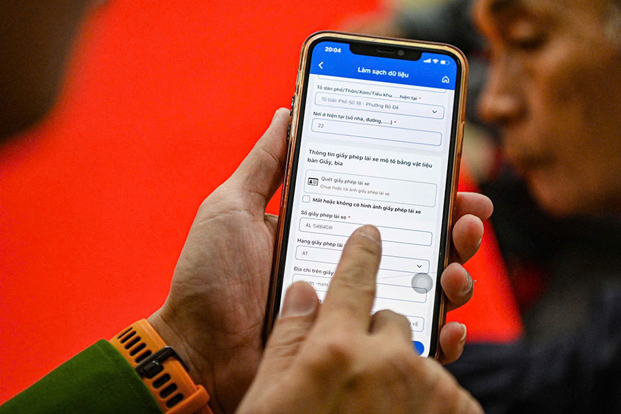 人々は、特に所有者の名前に譲渡されていない車両、盗難された車両など、アイハノイ上の車両情報を積極的に更新しています。写真: Tien Ngo