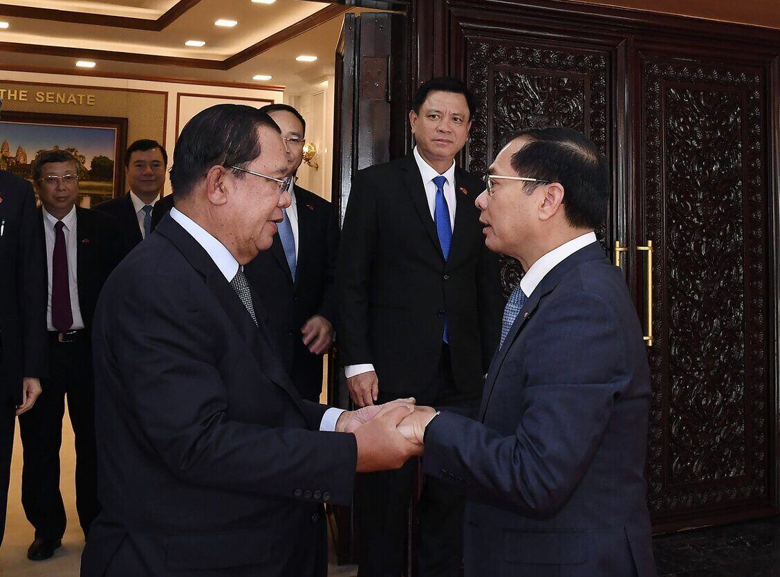 Deputy Prime Minister Bui Thanh Son paid a courtesy visit to President of the Cambodian Senate Hun Sen. Photo: VGP