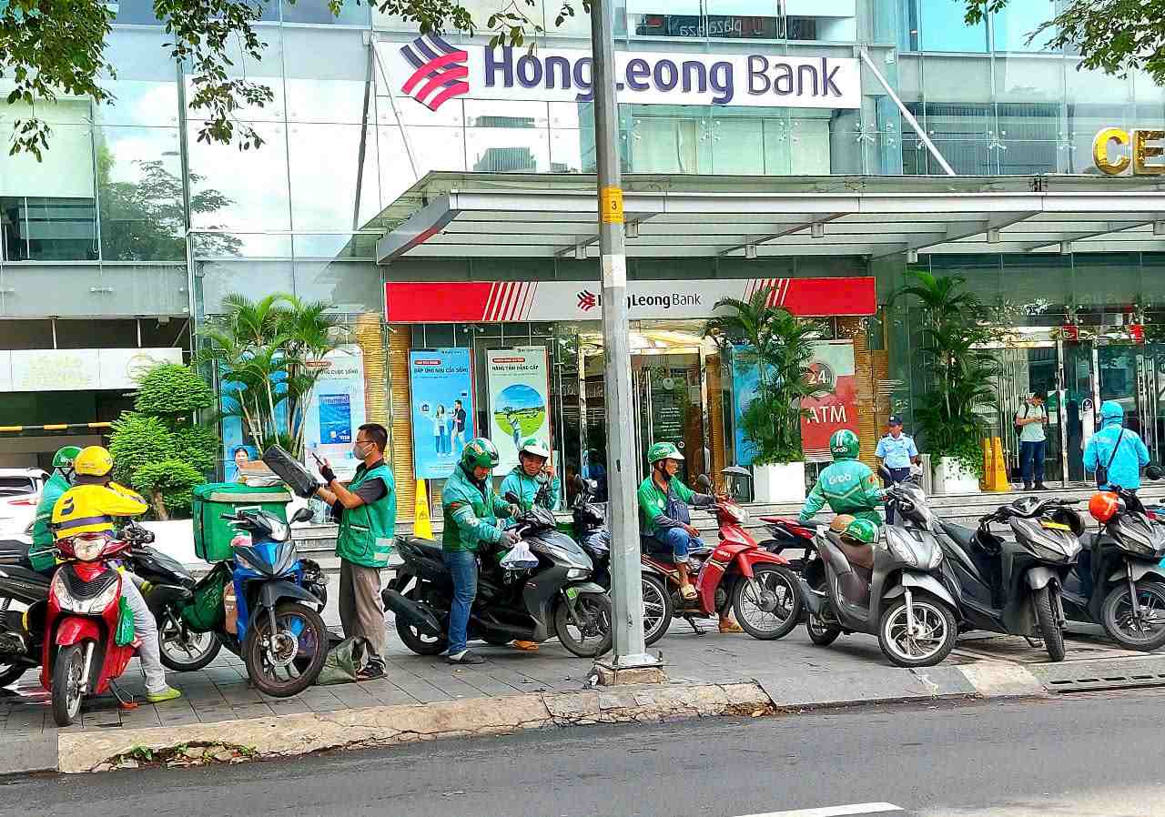 Tai xe xe 2 banh cong nghe giao hang o khu vuc trung tam TPHCM. Anh: Minh Quan