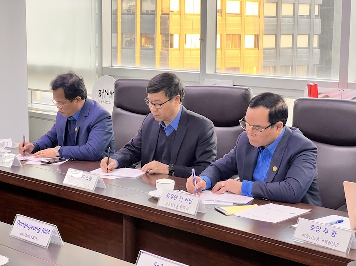 Đoàn đại biểu Tổng LĐLĐVN tại hội đàm với Liên hiệp Công đoàn Hàn Quốc (FKTU). Ảnh: Ban Công tác Công đoàn