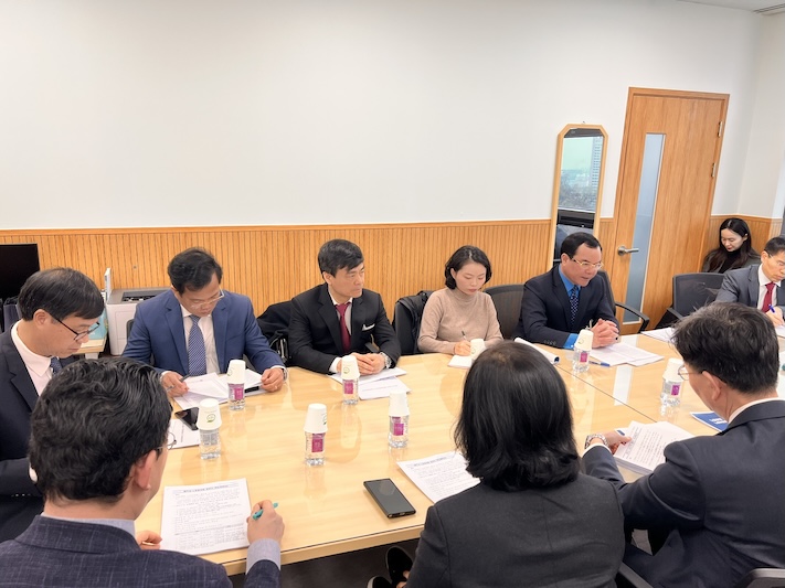 ベトナム労働総同盟代表団は、韓国労働関係委員会(NLRC)と韓国雇用・労働関係省の代表者と会談しました。写真:労働組合活動委員会