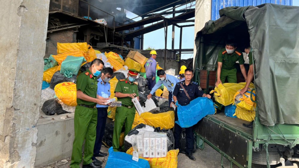 Tiêu hủy hơn 256.000 bao thuốc lá lậu. Ảnh: Công an cung cấp