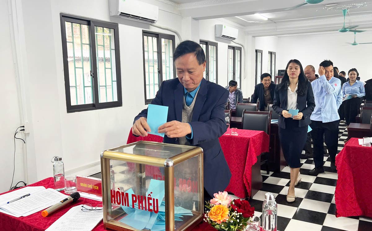 Cac dai bieu bo phieu bau Ban Chap hanh Cong doan Cong ty nhiem ky moi. Anh: Doan Hung