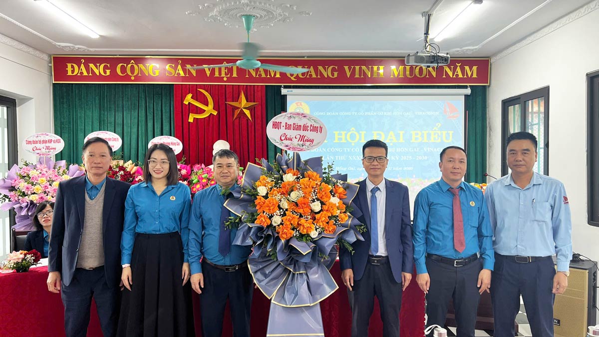 Lanh dao Cong ty tang hoa chuc mung Dai hoi. Anh: Doan Hung