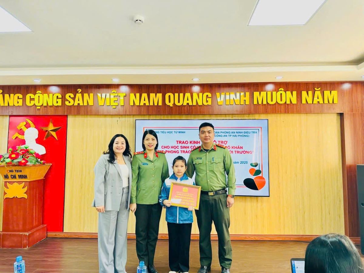 Hy vong rang mon qua nho nho nay se la dong luc va la nguon co vu de cac em vuot qua duoc nhung kho khan. Anh: Mai Huong