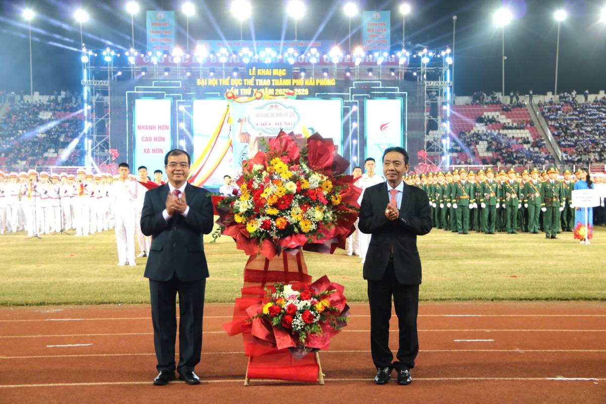 Thu truong Bo Van hoa, The thao va Du lich tang hoa chuc mung Dai hoi. Ảnh: Bao chi Hai Phong