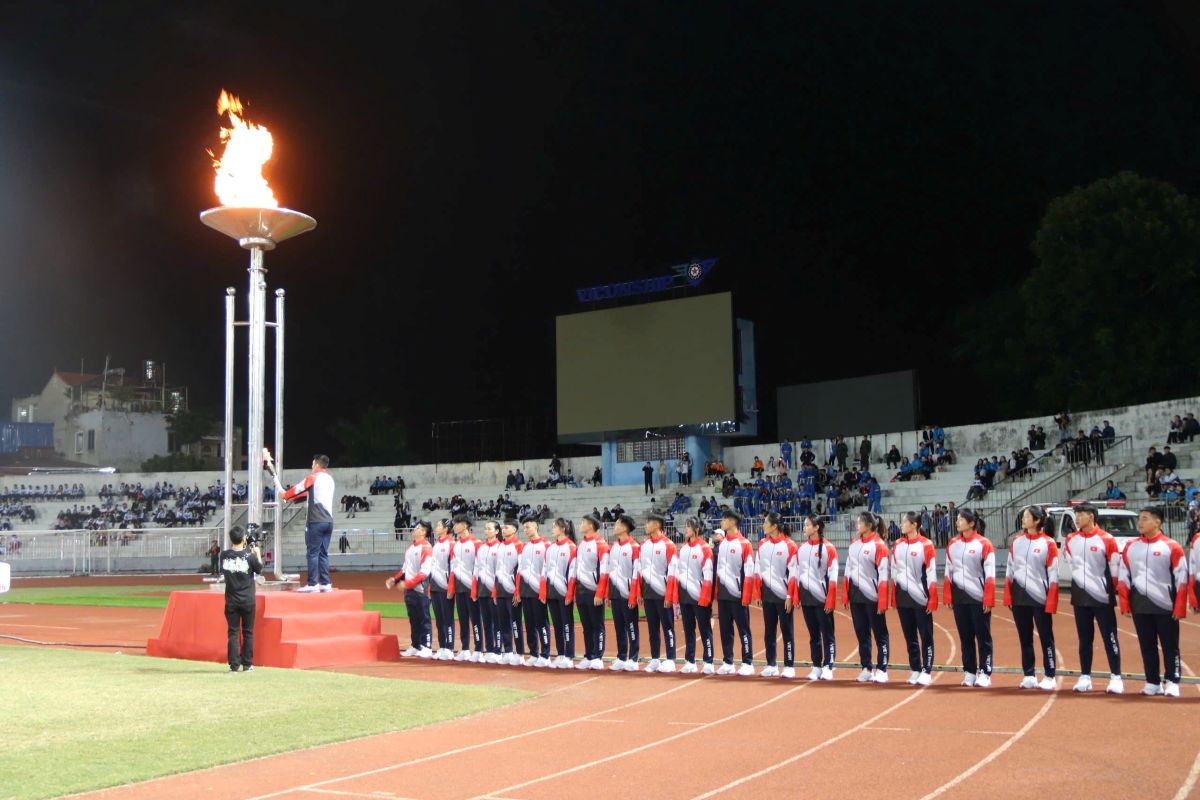 Cac van dong vien thuc hien nghi thuc xin lua - ruoc duoc tai le khai mac. Ảnh: Bao chi Hai Phong