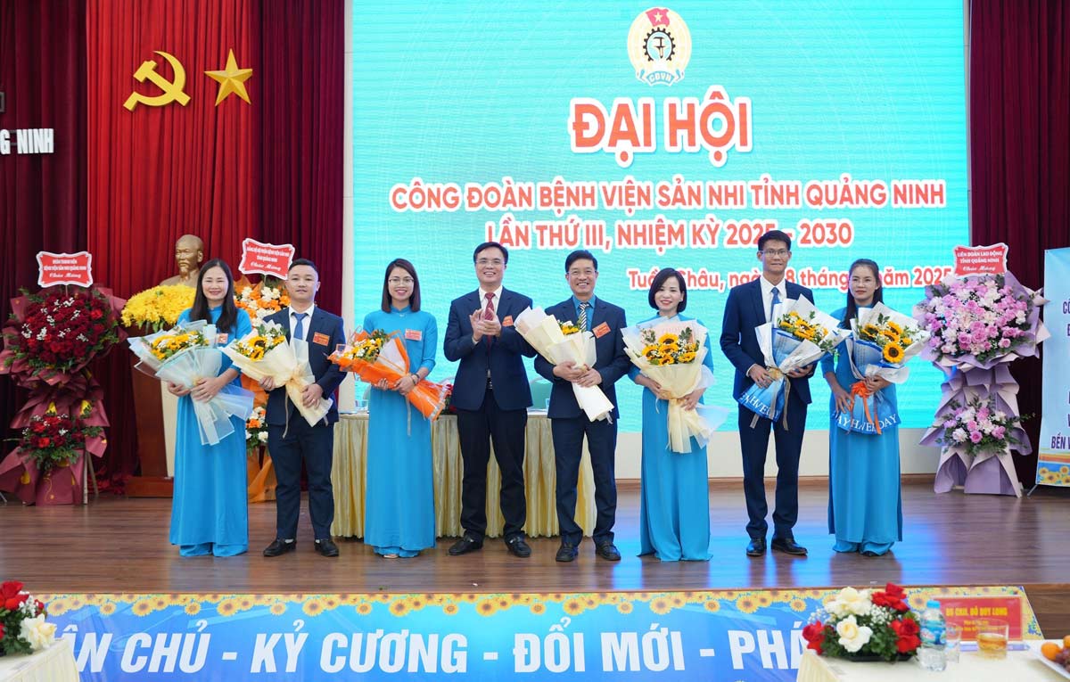 クアンニン省産婦人科病院労働組合執行委員会の新任期が総会で発表されました。写真:CDCクアンニン