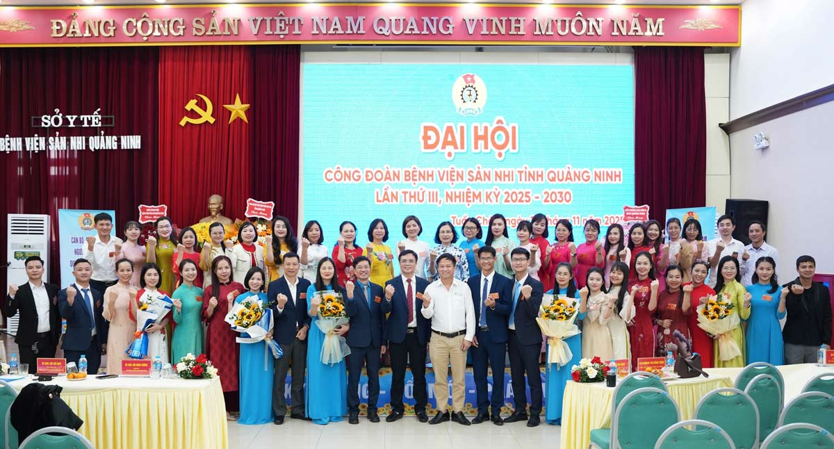 Cac dai bieu, doan vien cong doan chup anh luu niem tai Dai hoi. Anh: CDC Quang Ninh