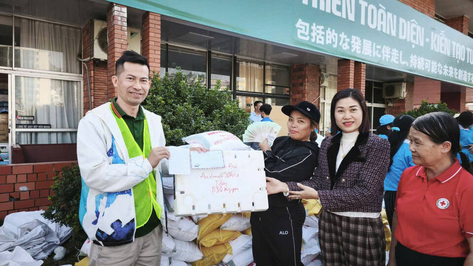 ラムドン省の洪水被災地の同胞に贈られた外国人観光客の贈り物。写真:Thanh Hai