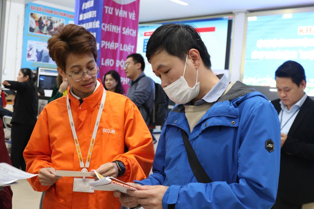 Workers find jobs at the job fair for workers returning home from labor export. Photo: Quynh Chi
