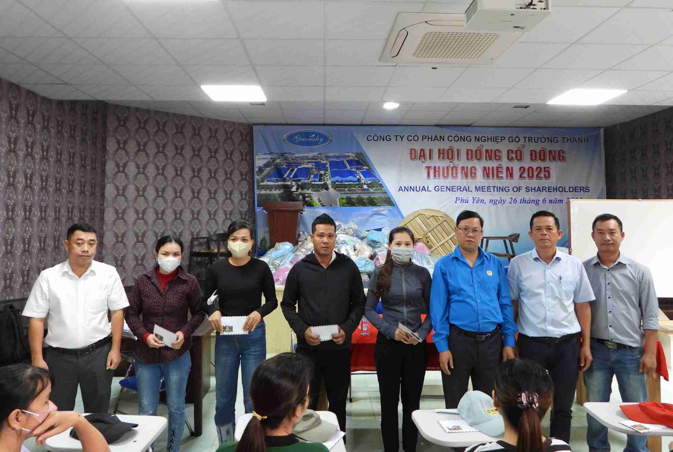 El Fondo Social de Caridad Tam long Vang entrega regalos a trabajadores en el Parque Industrial Hoa Hiep (provincia de Dak Lak). Foto: Bao Trung