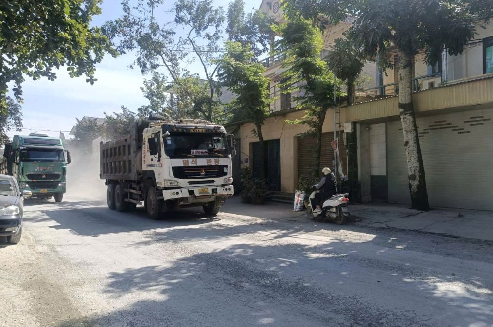 Nhung doan xe tai co lon noi duoi nhau chay tren tinh lo 518 (doan qua xa Yen Truong, tinh Thanh Hoa) gay bui mu mit. Anh: Quach Du