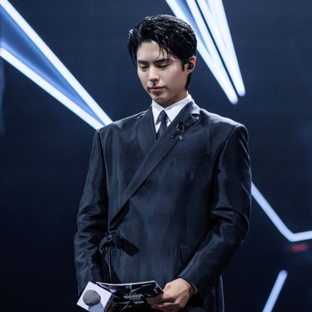 Park Bo Gum la MC cua buoi le dau tien. Anh: cat tu video