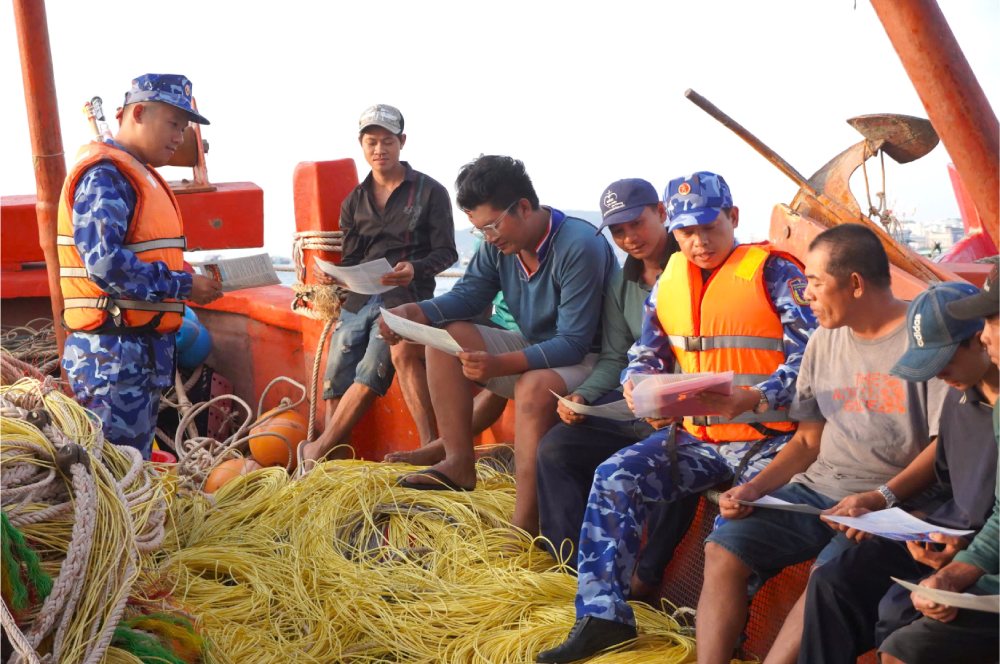 Hai doi 401 tuyen truyen va huong dan cho ba con ngu dan cach quet ma QR. Anh: Nguyen Anh