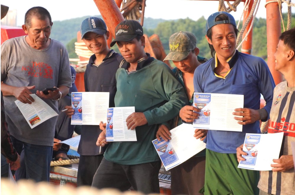 Ngu dan an tam ra khoi hon khi lien tuc cap nhat duoc cac quy dinh danh bat dung quy dinh, tranh vi pham IUU. Anh: Ta Quang