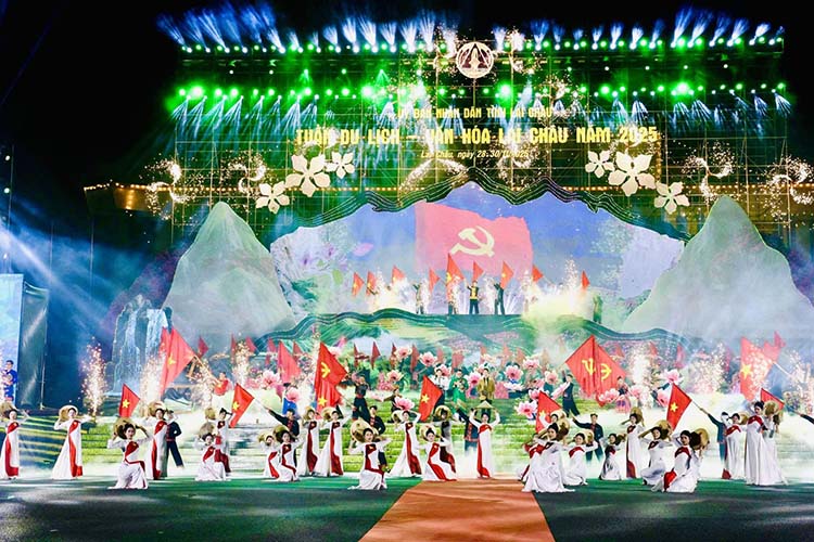 La Semana de Turismo - Cultura y el II Maraton de Lai Chau en 2025 tienen el tema 'Volviendo a las majestuosas cimas de las montañas de Lai Chau'. Foto: Comite Popular Provincial de Lai Chau