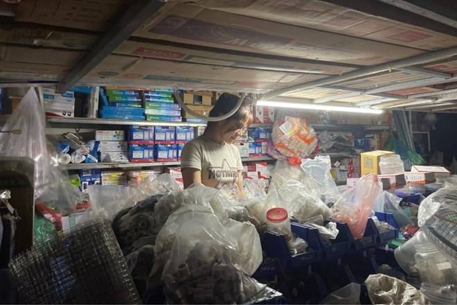 世帯登録なしの小規模、移動販売者グループ。写真:Thanh Binh