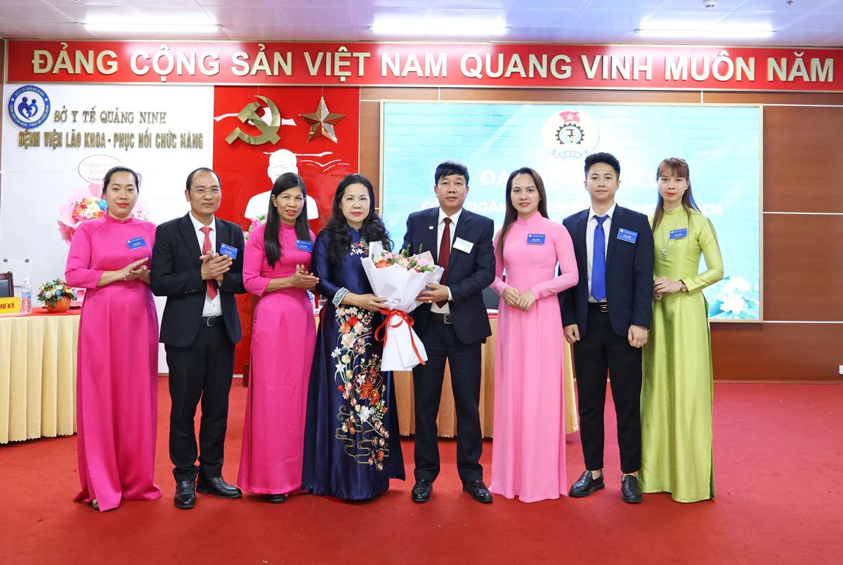 病院のリーダーが2025年から2030年までの第2期労働組合執行委員会に花束を贈呈。写真:CDCクアンニン