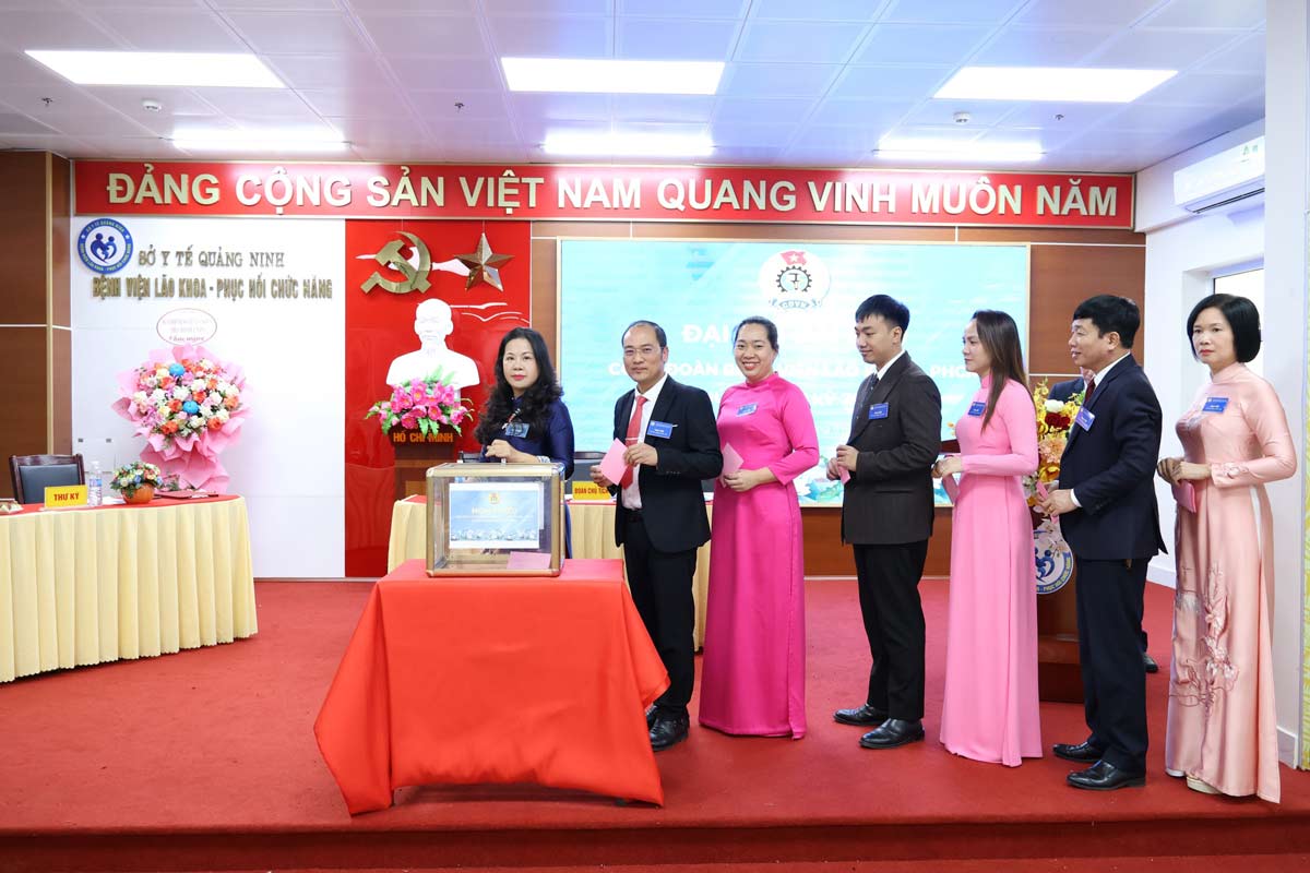 Cac dai bieu bo phieu bau ban chap hanh cong doan khoa moi. Anh: CDC Quang Ninh