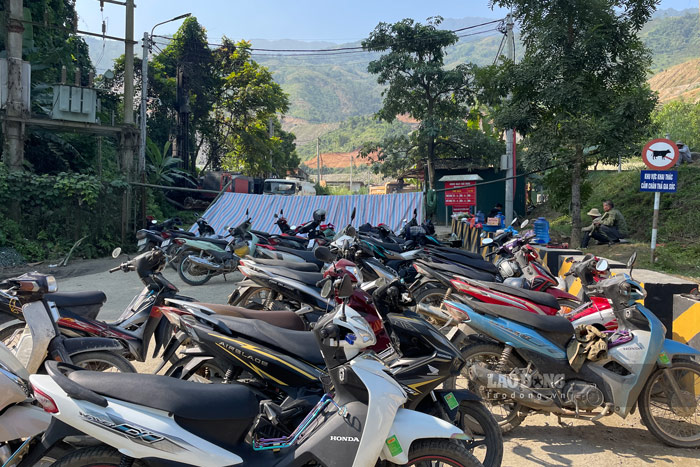 Người dân căng lều bạt trước cổng mỏ đồng Tả Phời ở xã Hợp Thành, tỉnh Lào Cai. Ảnh: Đinh Đại