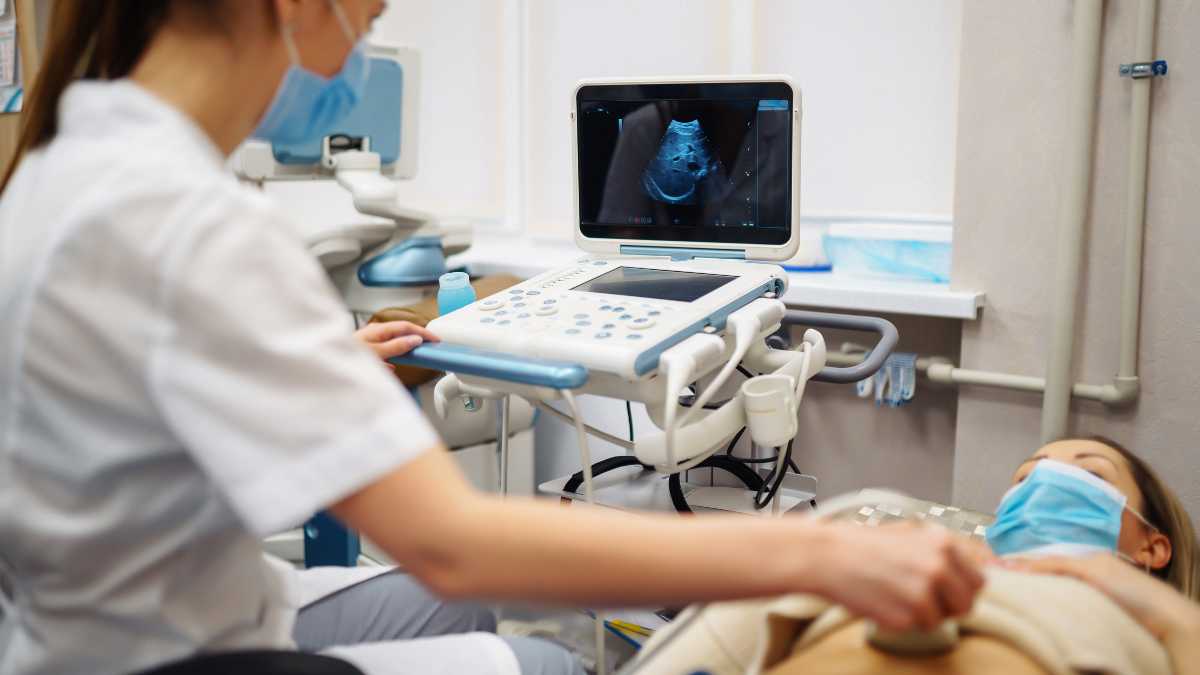 Sieu am gan dinh ky giup phat hien som xo gan va ung thu gan o nguoi nguy co cao. Anh: Canva