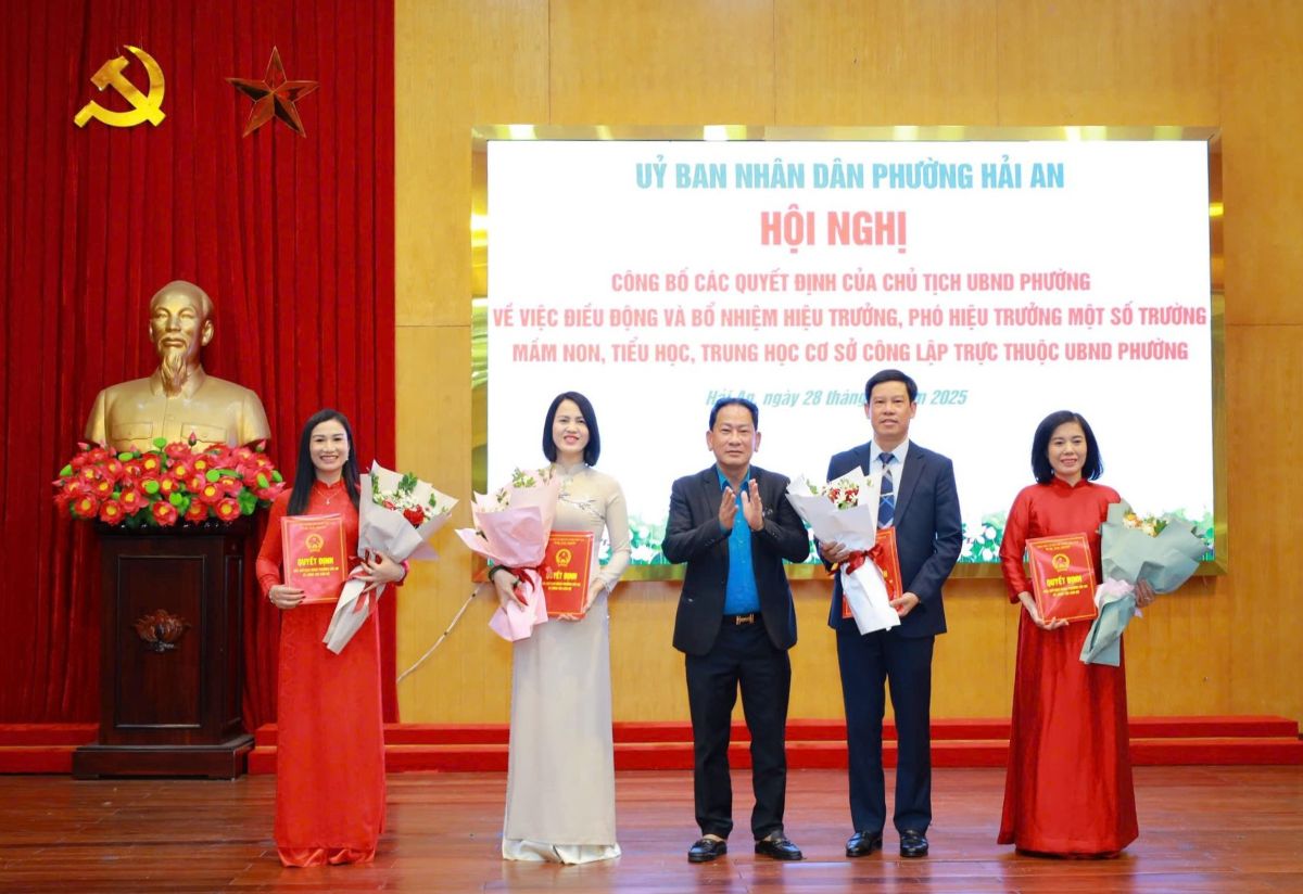 Hai An区のリーダーシップが、幹部の決定、指示、任命を授与。写真: Hai An区、ハイフォン市