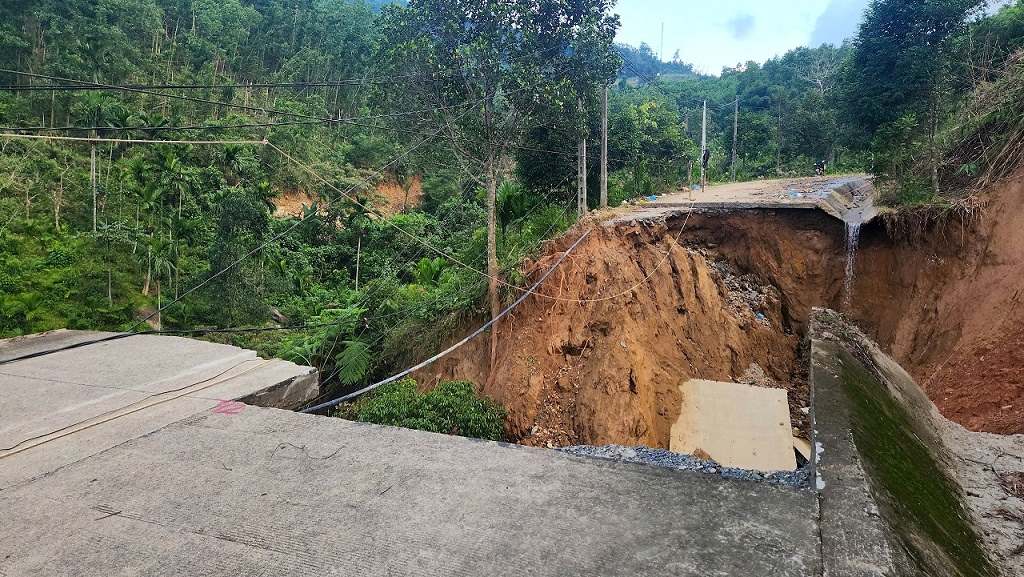 꽝응아이성 손떠이하브라 사회의 DH83 도로가 완전히 파손되었지만 아직 복구되지 않았습니다. 사진: 비엔 응우옌