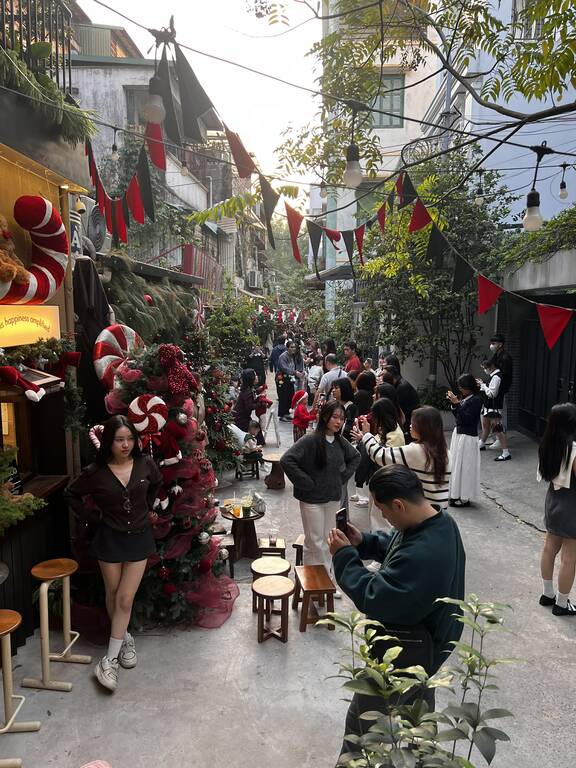 Nhieu du khach chap nhan dung xep hang de cho den luot chup anh cua minh. Anh: Pham Hoang