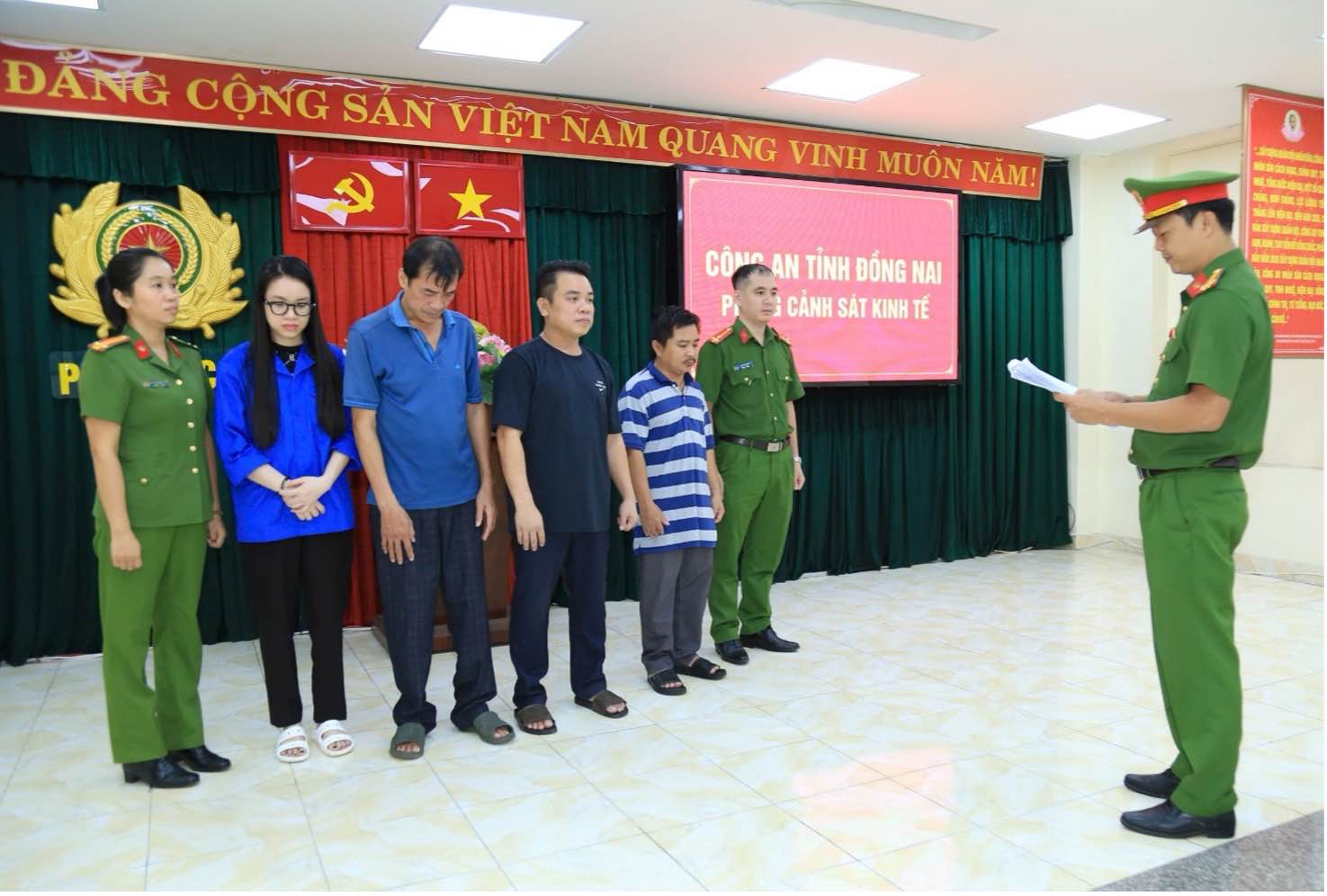 Cơ quan Cảnh sát điều tra công bố Quyết định khởi tố và Lệnh bắt bị can để tạm giam. Ảnh: Công an tỉnh Đồng Nai