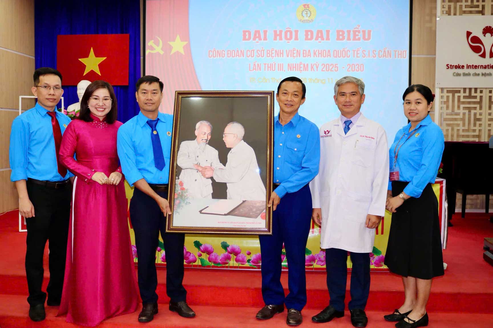 LDLD TP Can Tho tang tranh chuc mung dai hoi. Anh: Phuong Thao