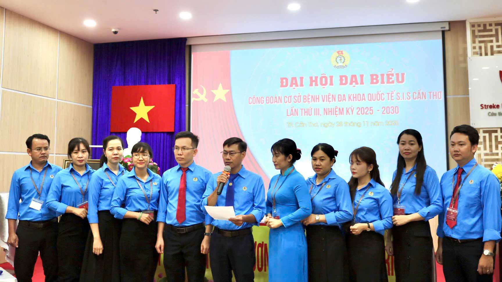 Ban chap hanh CDCS khoa moi ra mat va hua hen. Anh: Phuong Thao