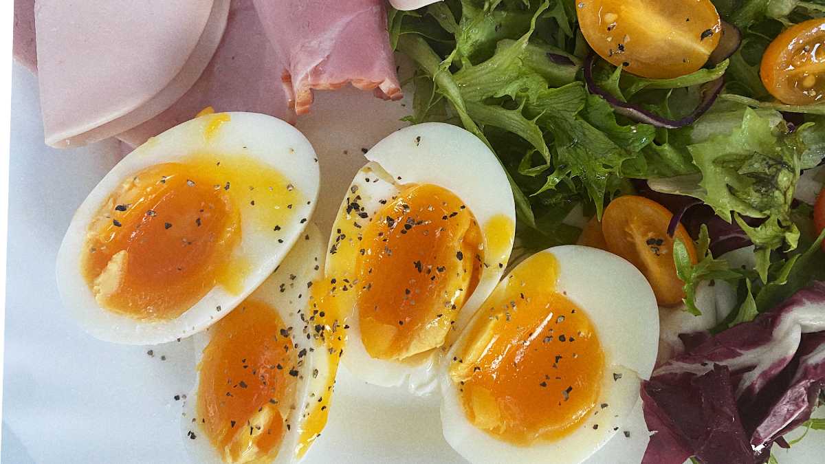 Cach an trung dung giup khong tang axit uric, phu hop nguoi trung nien – nguoi benh gout. Anh: Canva