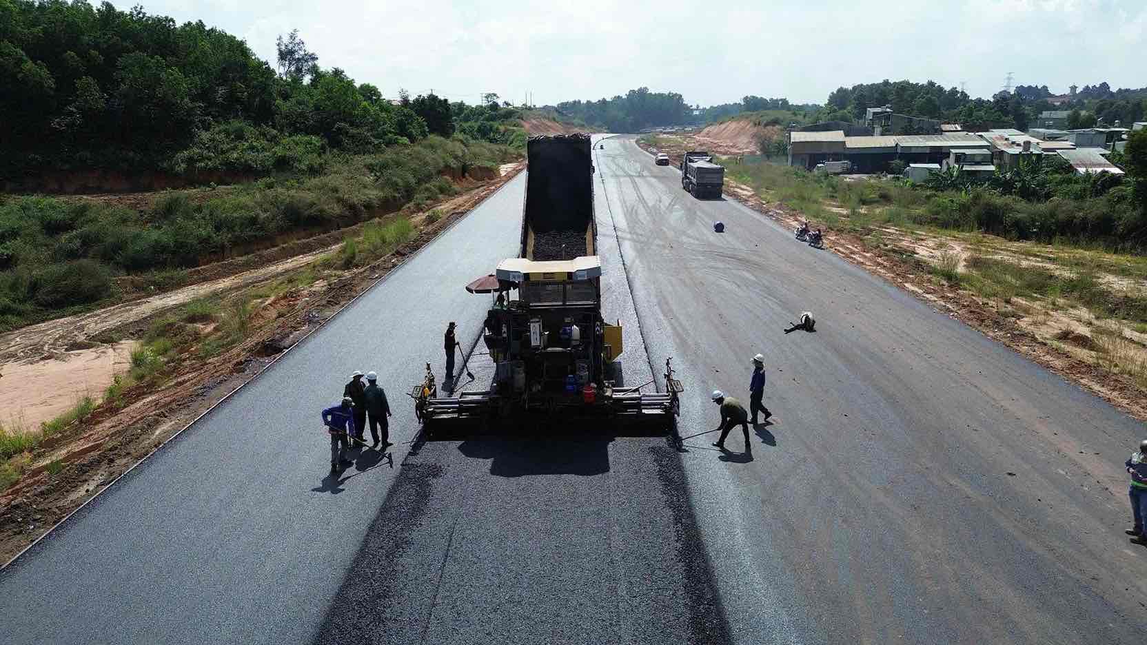 ロンタイン空港接続道路の建設。写真:HAC