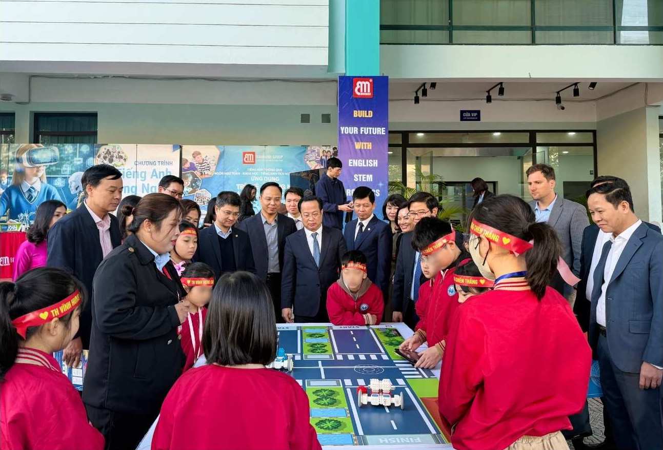 Tai ngay hoi, hoc sinh duoc trai nghiem nhieu hoat dong lien quan toi STEM, robotics, tieng Anh, tu duy lap trinh...  