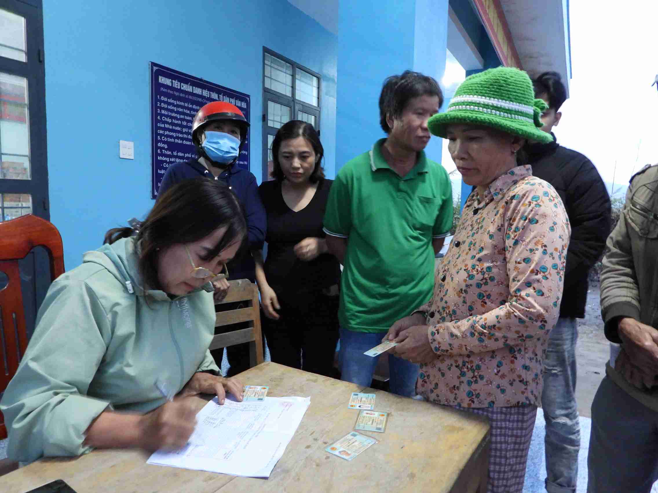 Con lu di qua, nhieu gia dinh o thon chiu hau qua het suc nang ne. Anh: Bao Trung