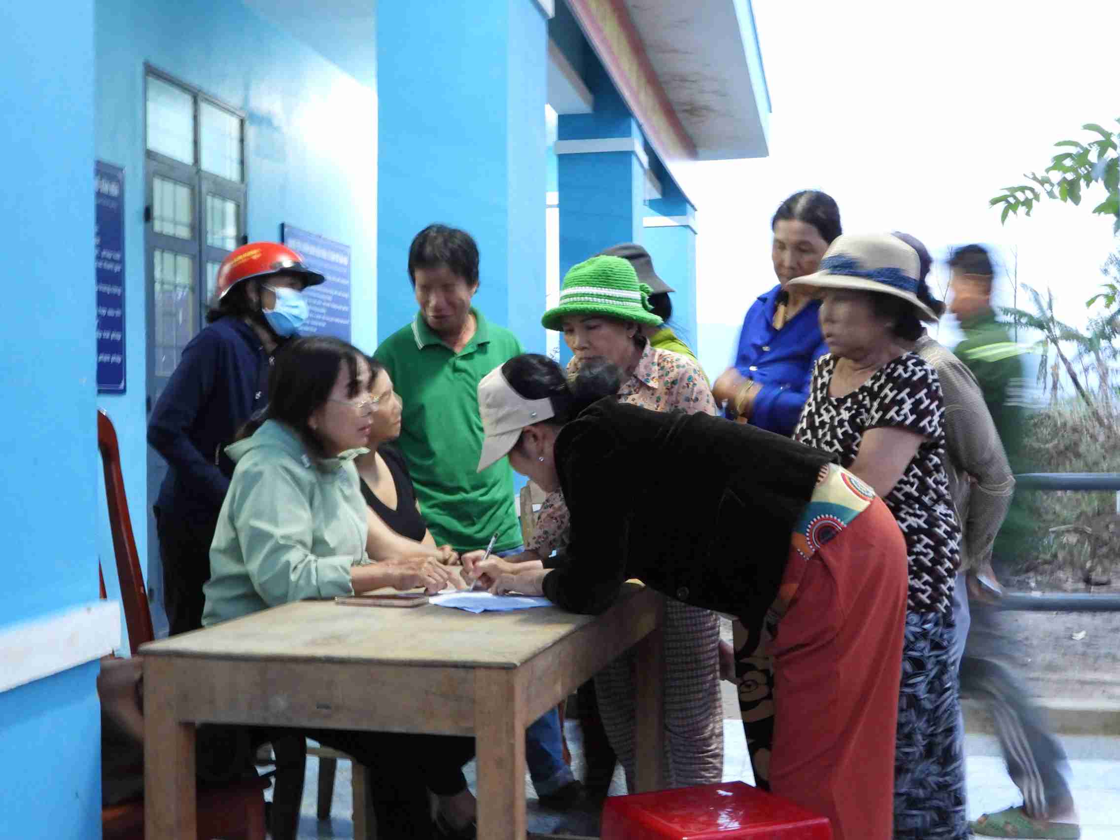 Mong muon lon nhat cua ba con la duoc ho tro cay giong, vat nuoi de tai thiet kinh te sau lu. Anh: Bao Trung