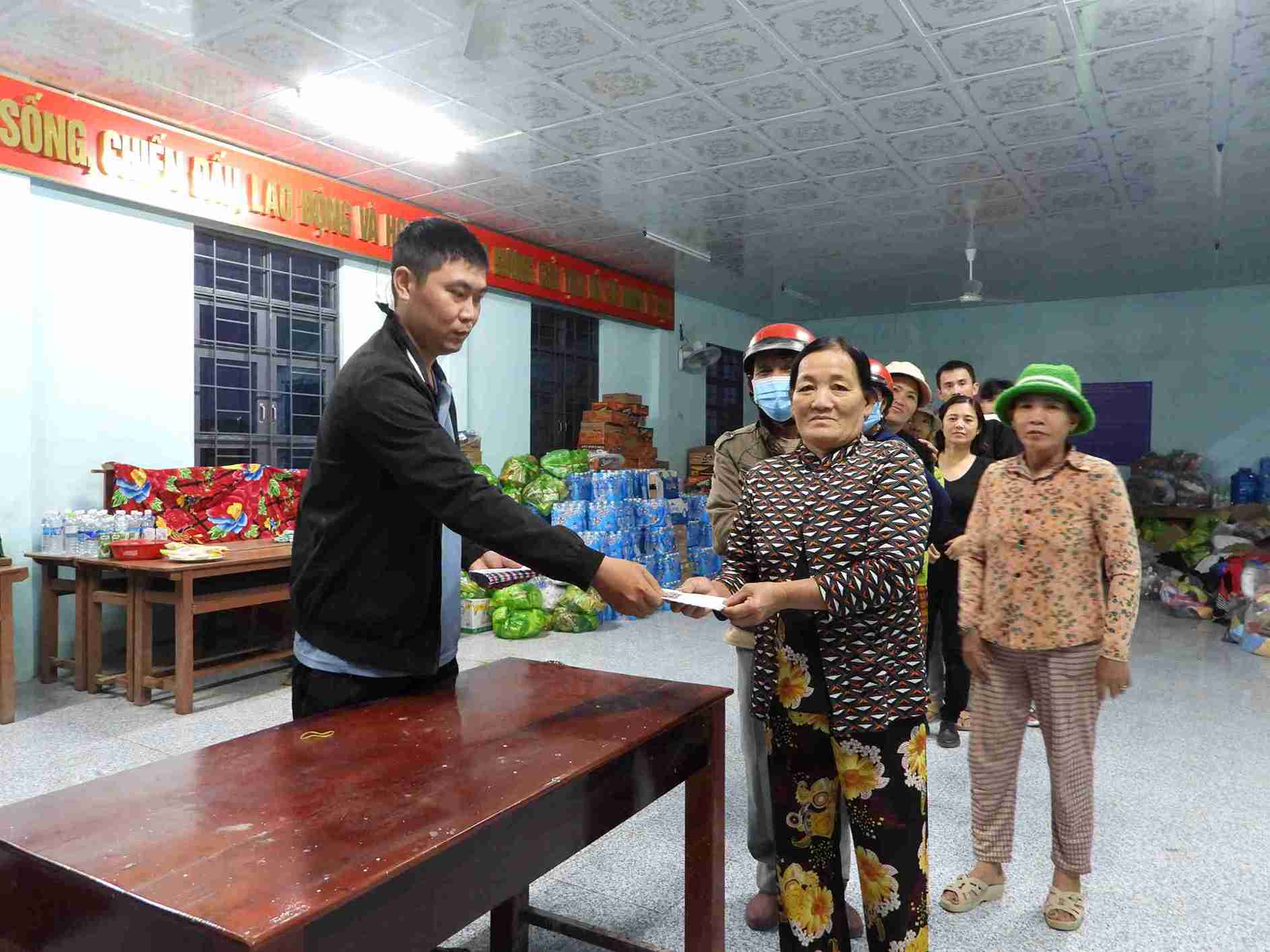 Cac suat qua duoc trao tan tay nguoi dan. Anh: Bao Trung