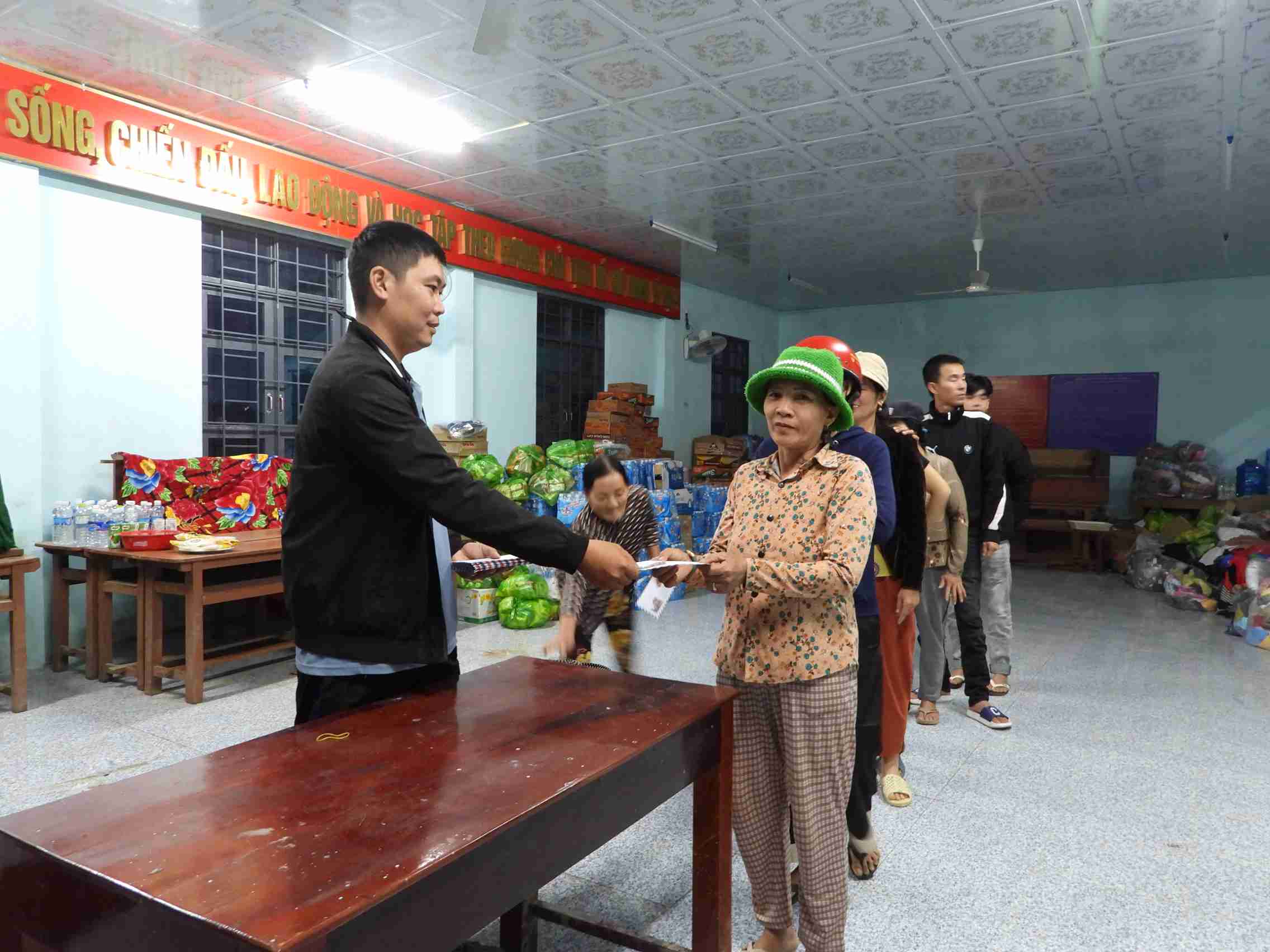 フー・ディエン・チョン村（ダクラク省ホアティンコミューン）の村長フイン・ヴァン・トゥアン氏は、洪水の被害を受けた人々にゴールデン・ハート・ソーシャル社会基金からの贈り物を贈呈した。写真: バオ・チュン