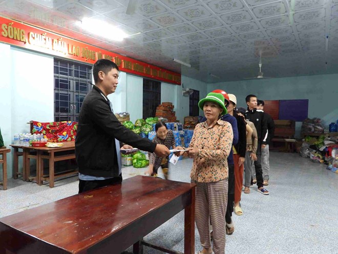 Quỹ XHTT Tấm lòng Vàng tiếp sức người dân rốn lũ Hòa Thịnh đứng dậy sau lũ dữ