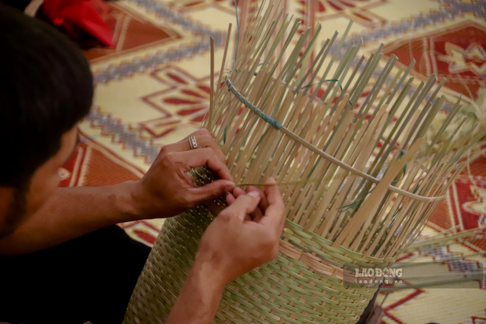 Nguoi dan den tu vung cao A Luoi mang den cho khach tham quan nhung san pham dan da, truyen thong nhung ti mi. 