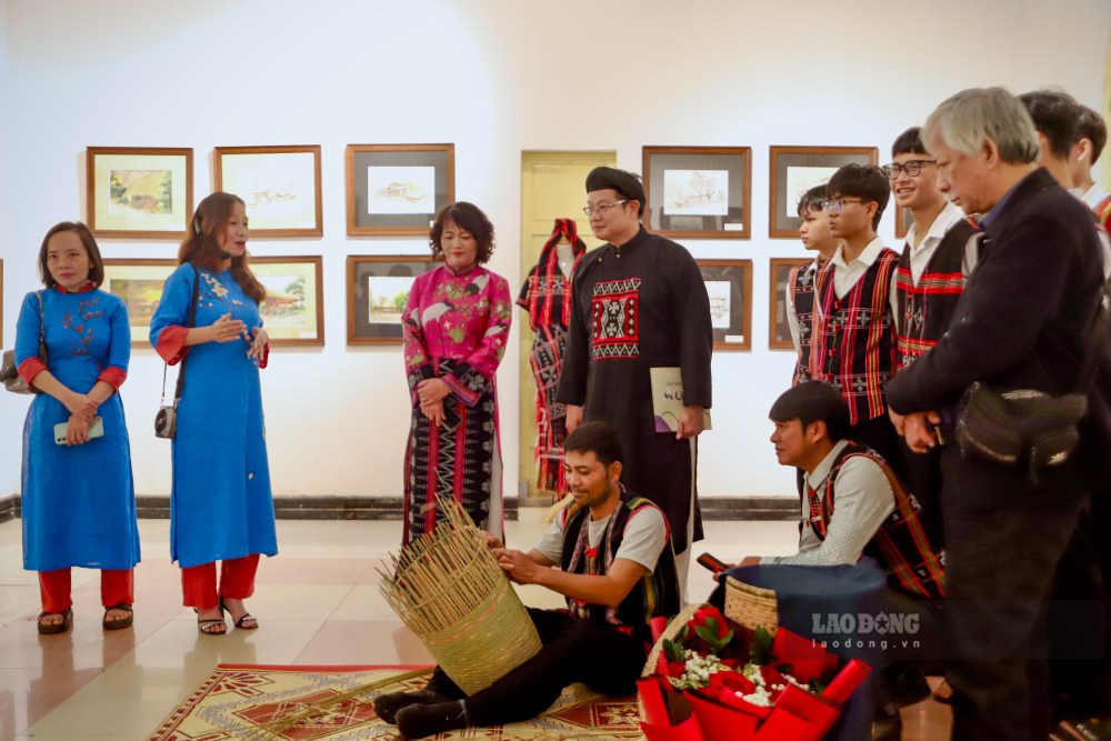 Trien lam keo dai den 12.12, gop phan lan toa y thuc bao ton van hoa vat the, phi vat the, dong thoi thuc day phat trien du lich cong dong vung cao.