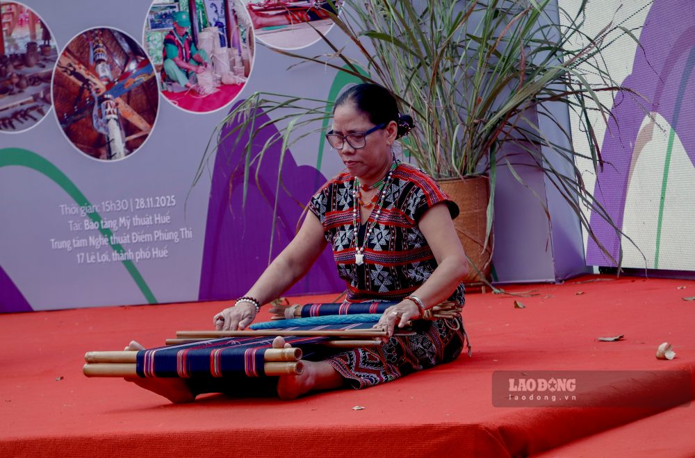 Trinh dien det Deng ngay tai trien lam.