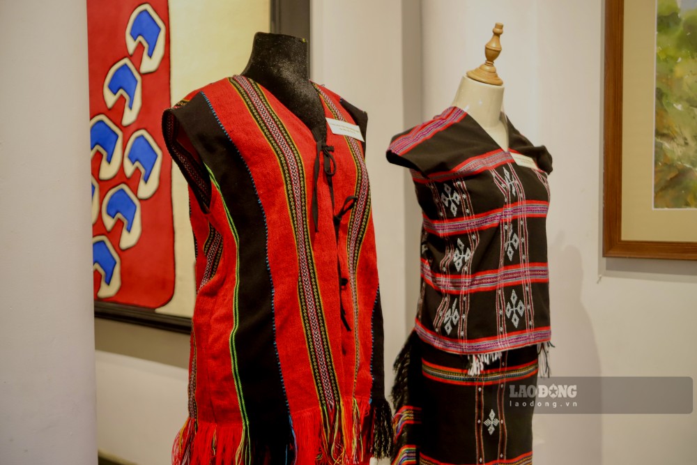 Nhung tam vai voi cac duong may sac sao, trang phuc cua nguoi dan vung cao de lai dau an dac biet tai trien lam. 