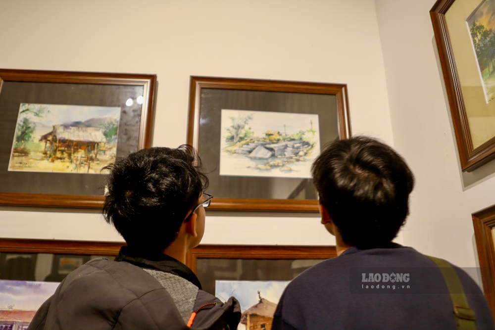 Rat dong nguoi dan, du khach va dac biet la cac ban tre den thuong lam.