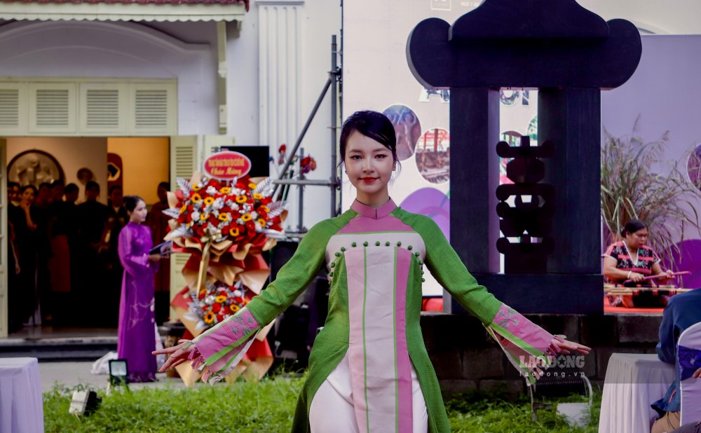 Trinh dien bo suu tap ao dai va trang phuc su dung nen tranh cua mot so tac pham ky hoa ve A Luoi.