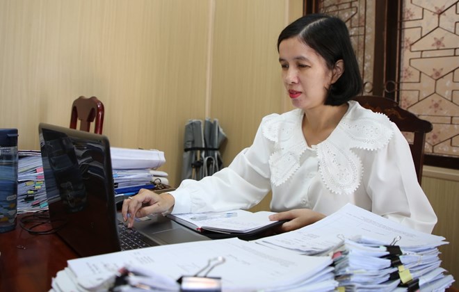 Officers of the Department of Agriculture and Environment of Quang Tri were assigned to Hoan Lao commune for professional support. Photo: Cong Sang