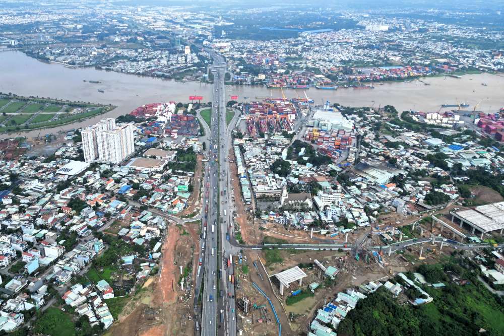 Nut giao Tan Van diem ket noi 6 truc giao thong huyet mach gom Xa lo Ha Noi, Metro so 1, Vanh dai 3, DT743A, Nguyen Xien va cau Dong Nai. Ảnh: Anh Tu