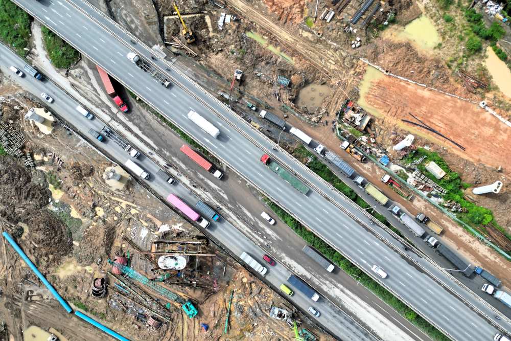 Viec thi cong dien ra song song voi luu luong xe lon, doi hoi phuong an dam bao an toan va to chuc mat bang linh hoat. Ảnh: Tu Anh