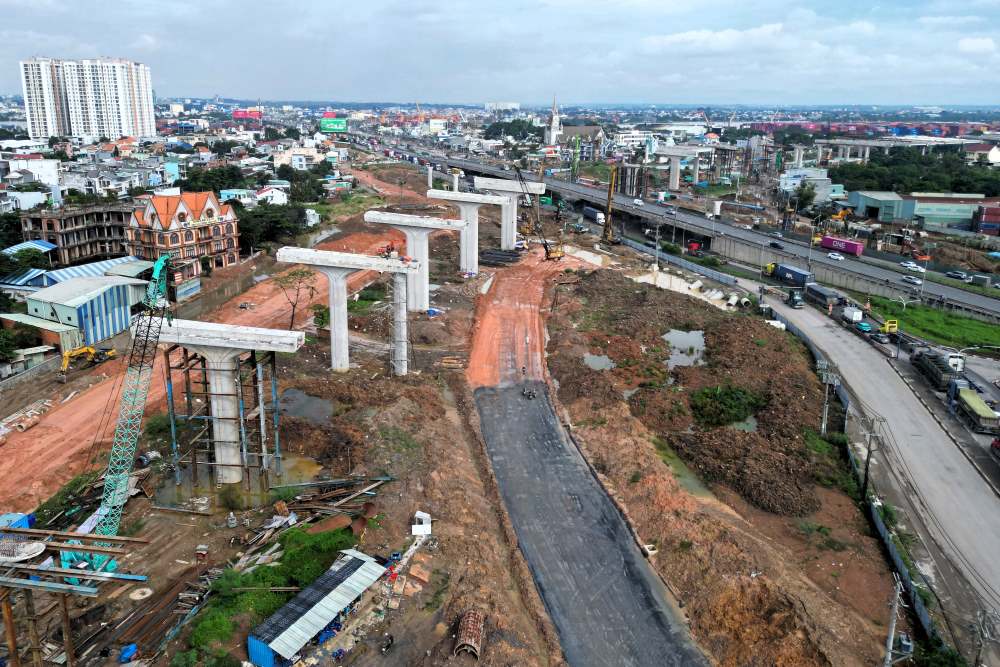 Cac tru cau vuot qua quoc lo 1 da hoan thanh, tao nen “rung tru be tong” dinh hinh khong gian cong trinh. Ảnh: Anh Tu